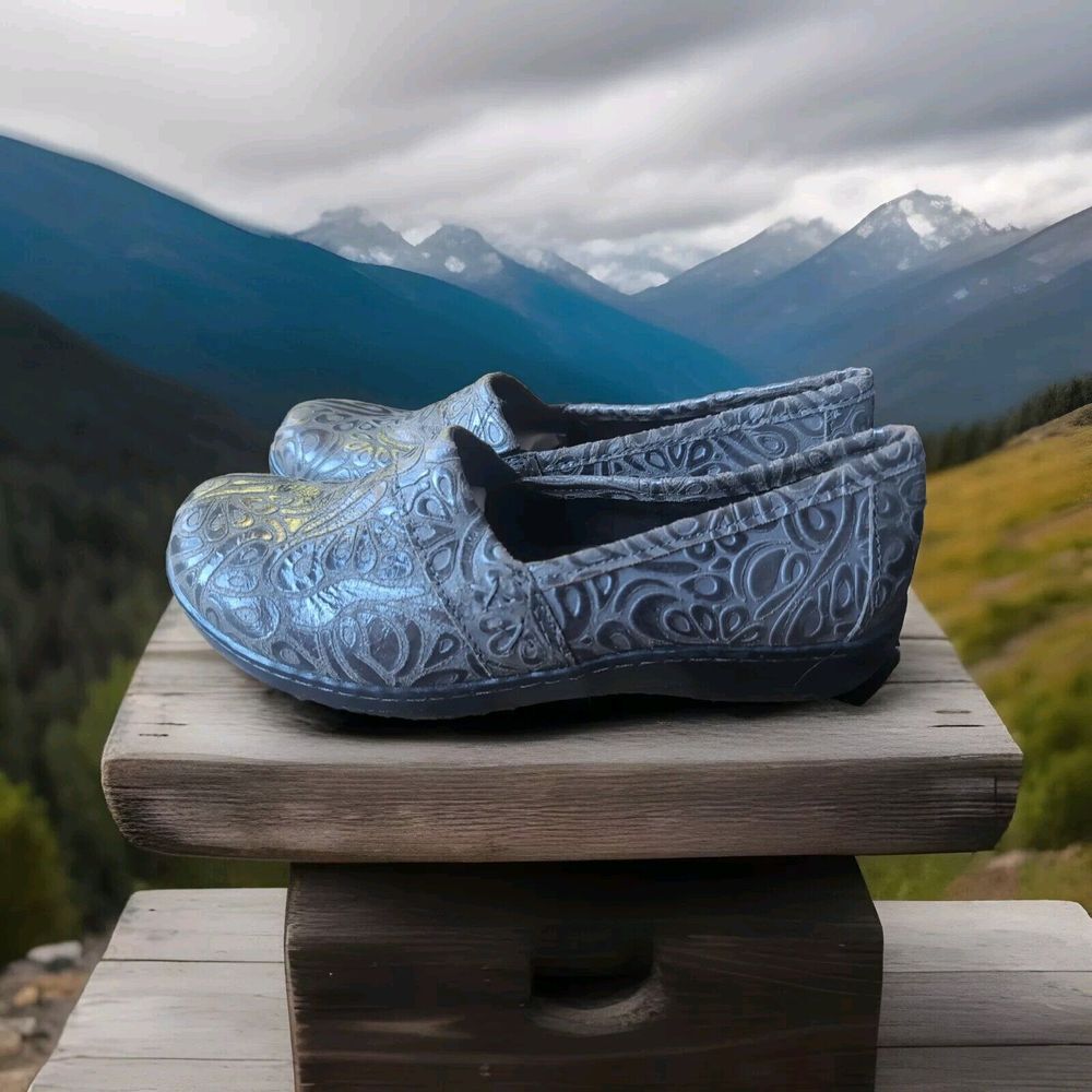 NWOB.‎ B.O.C Gray Tooled Leather Howell Slip On Clogs Shoes Size 7M